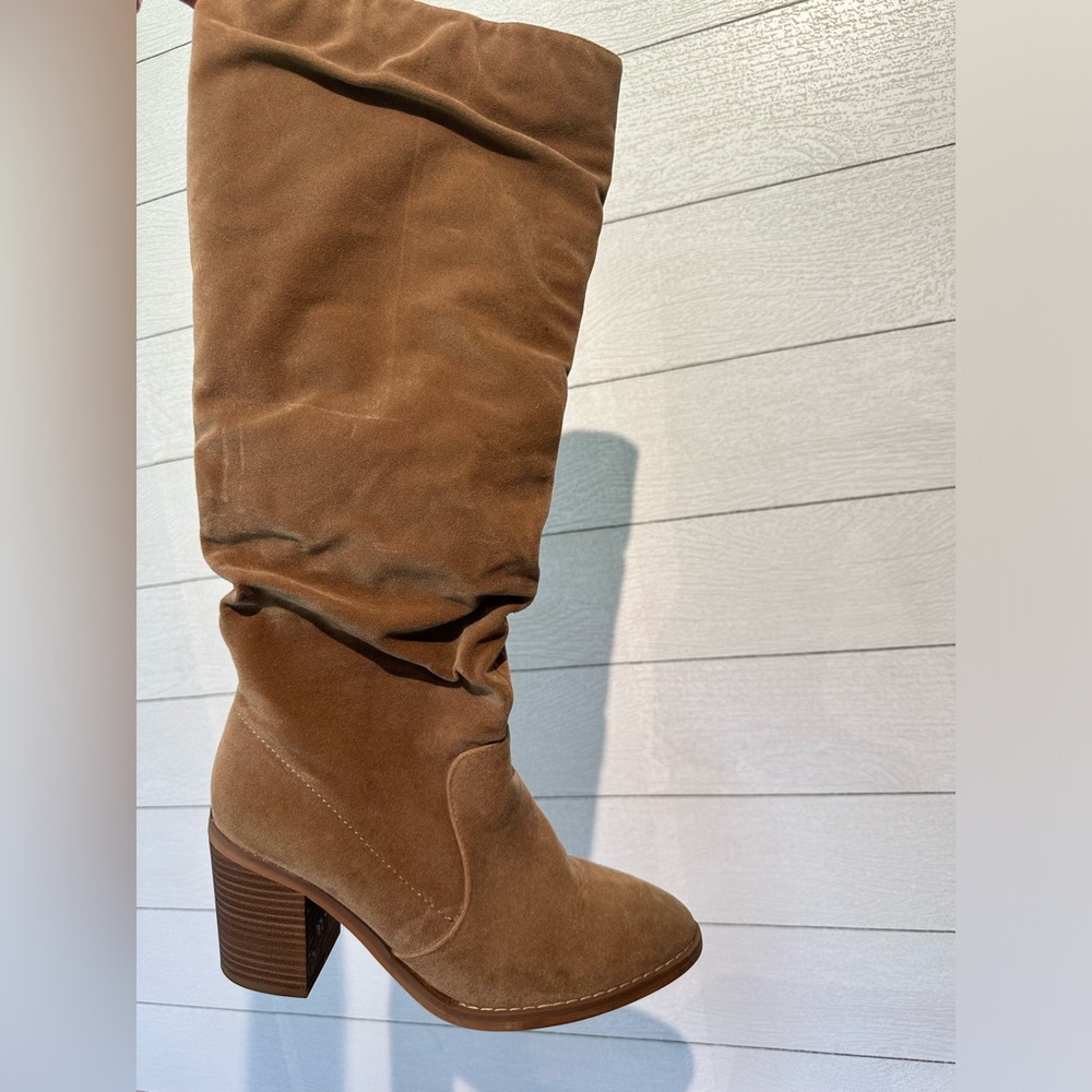 Over the knee boots heel and zipper! Size 9/10! Only worn twice!